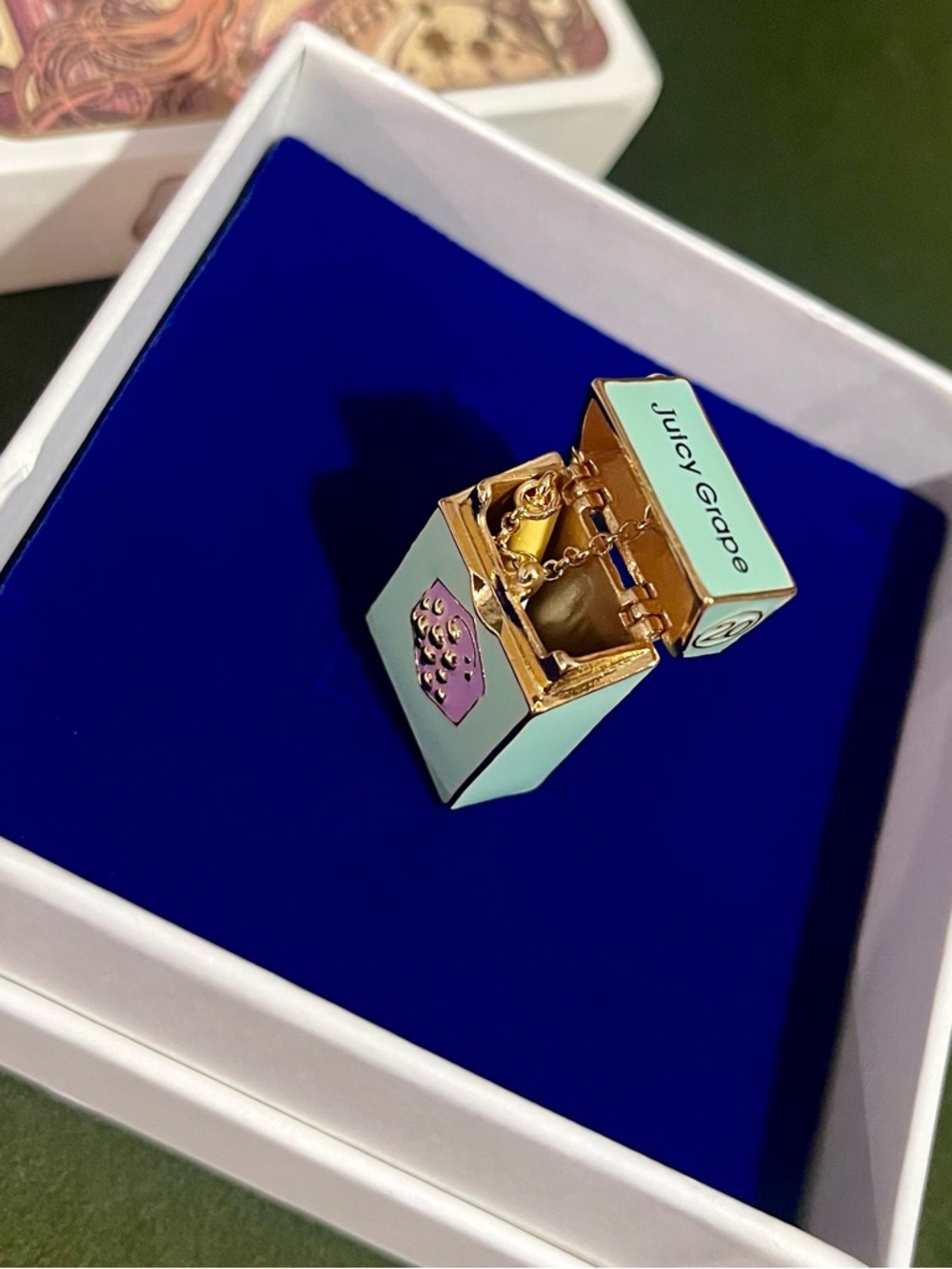 Juicy Grape Cigaratte Box Charm / Pendant with Opening Mechanism - Picture 5 of 15